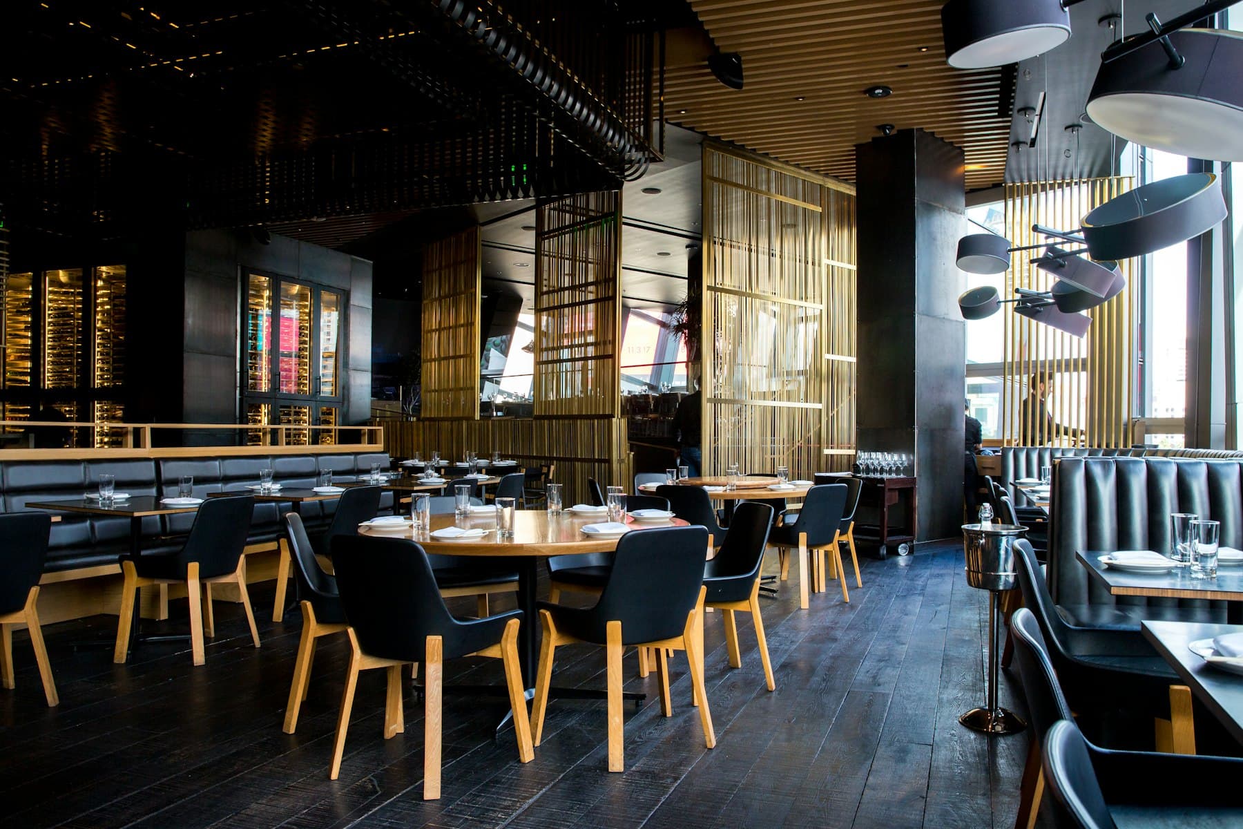 Elegant restaurant dining room ambiance